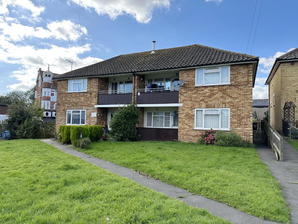 Lot: 144 - SELF-CONTAINED ONE-BEDROOM FLAT - Outside of Purpose Built Block